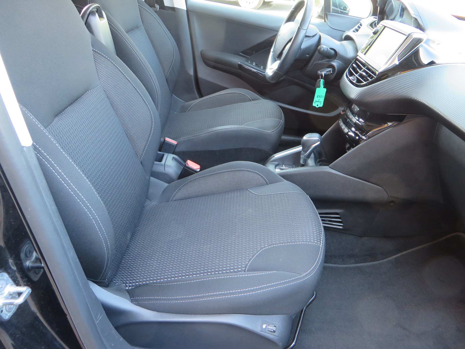 PEUGEOT 208 1.2 PureTech Tech Edition EAT6-image-6