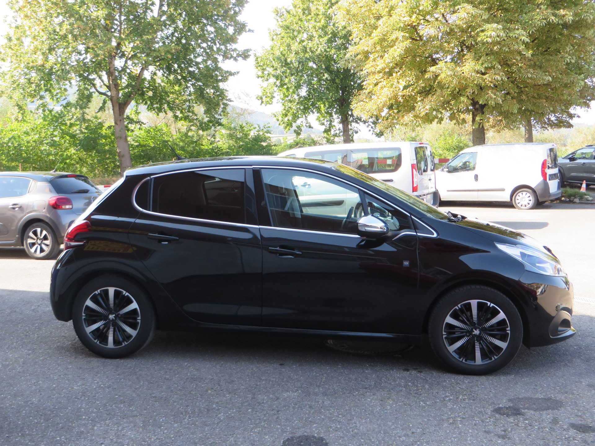 PEUGEOT 208 1.2 PureTech Tech Edition EAT6-image-2
