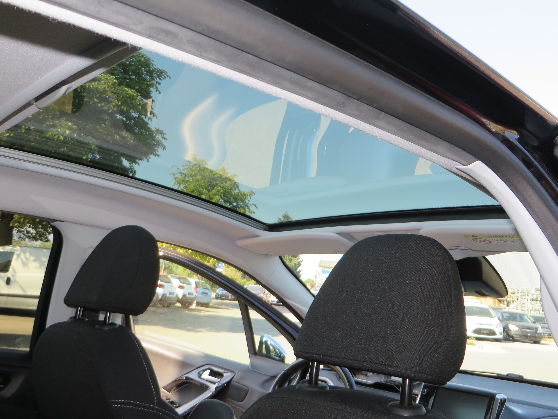 PEUGEOT 208 1.2 PureTech Tech Edition EAT6-image-8