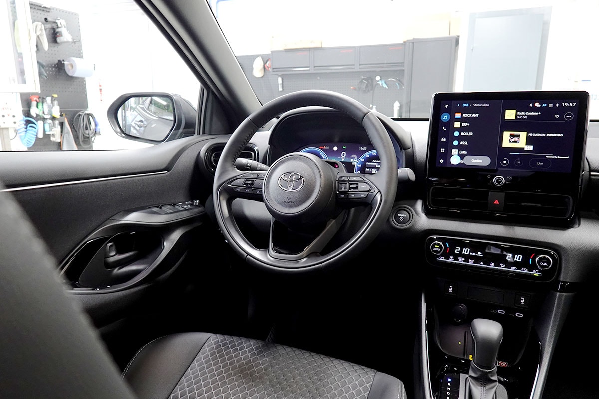 TOYOTA Yaris 1.5 Premium e-CVT-image-7