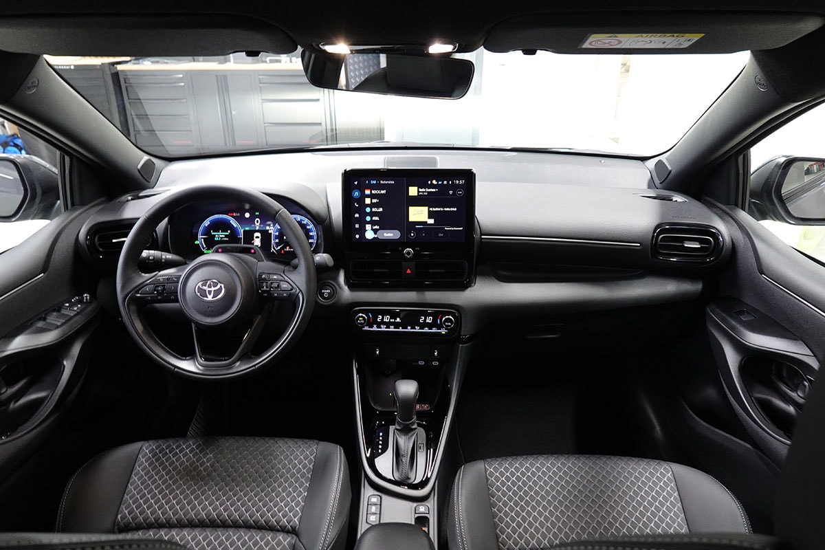 TOYOTA Yaris 1.5 Premium e-CVT-image-10