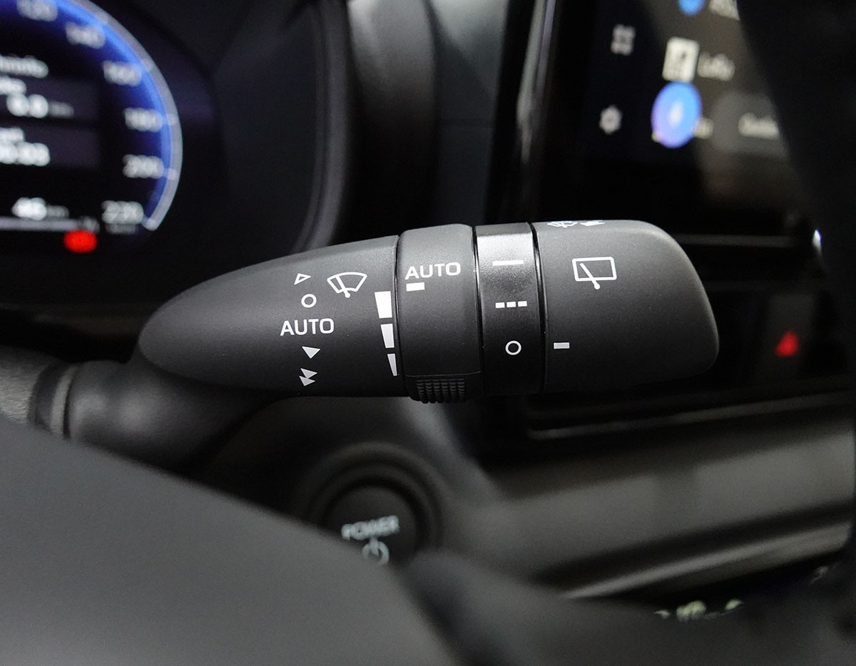 TOYOTA Yaris 1.5 Premium e-CVT-image-17