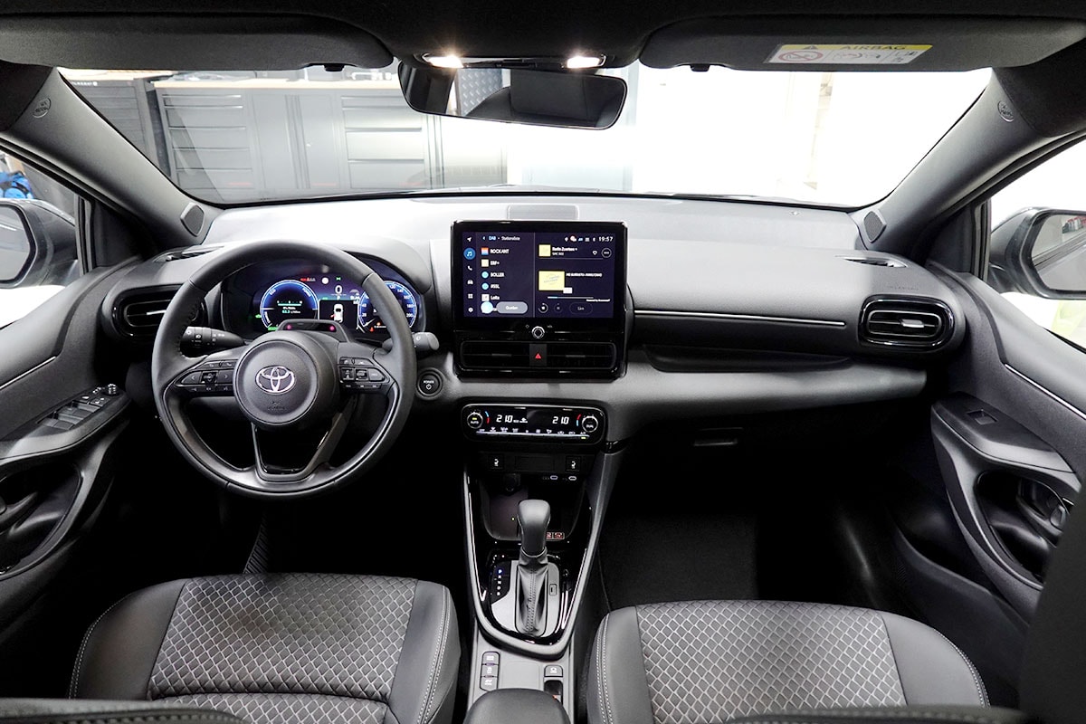 TOYOTA Yaris 1.5 Premium e-CVT-image-9