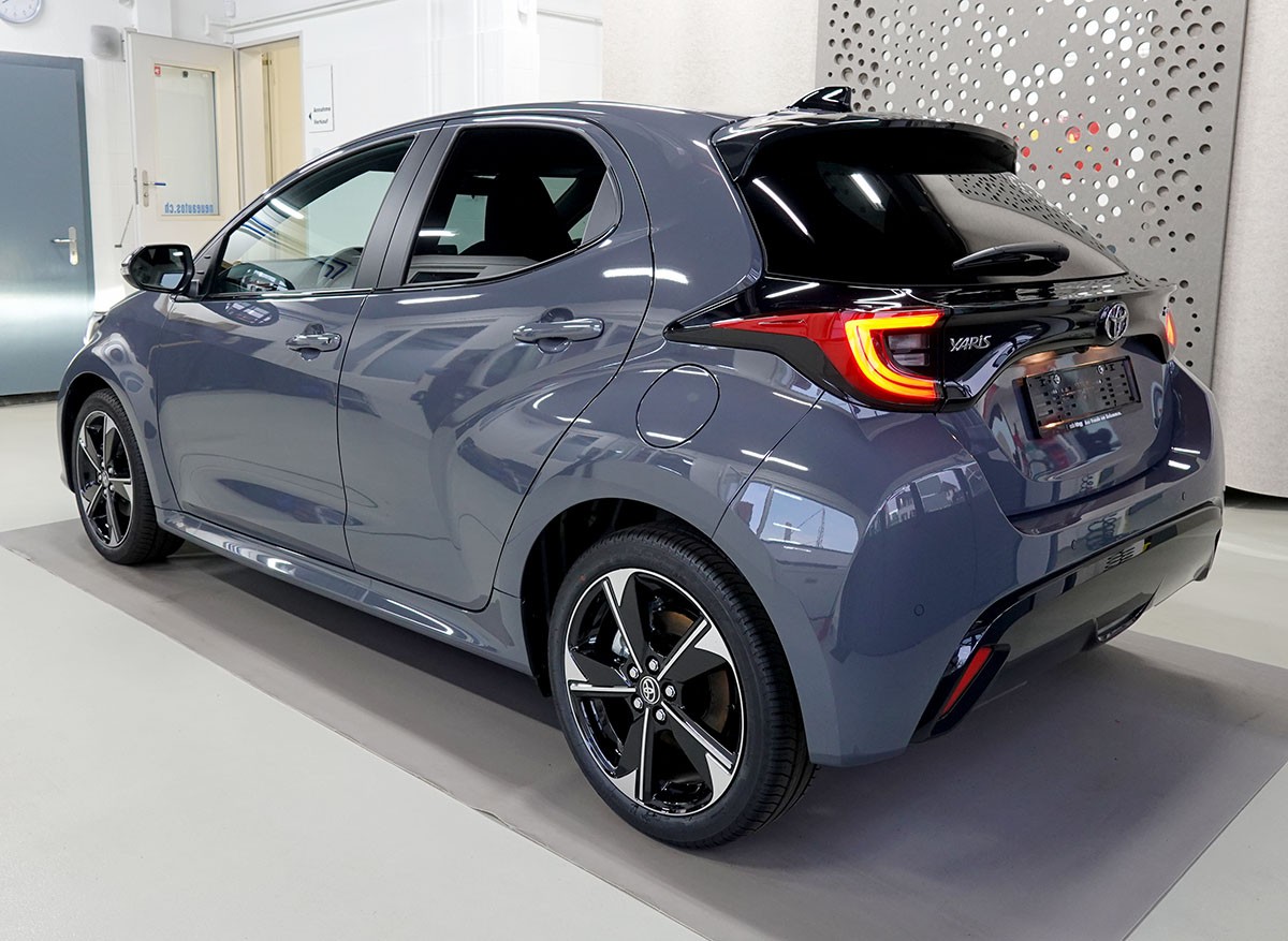 TOYOTA Yaris 1.5 Premium e-CVT-image-2