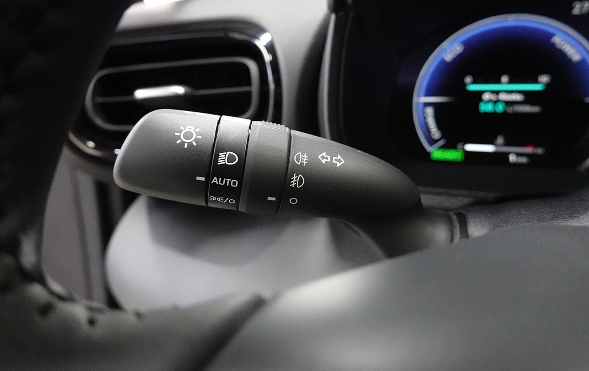 TOYOTA Yaris 1.5 Premium e-CVT-image-16