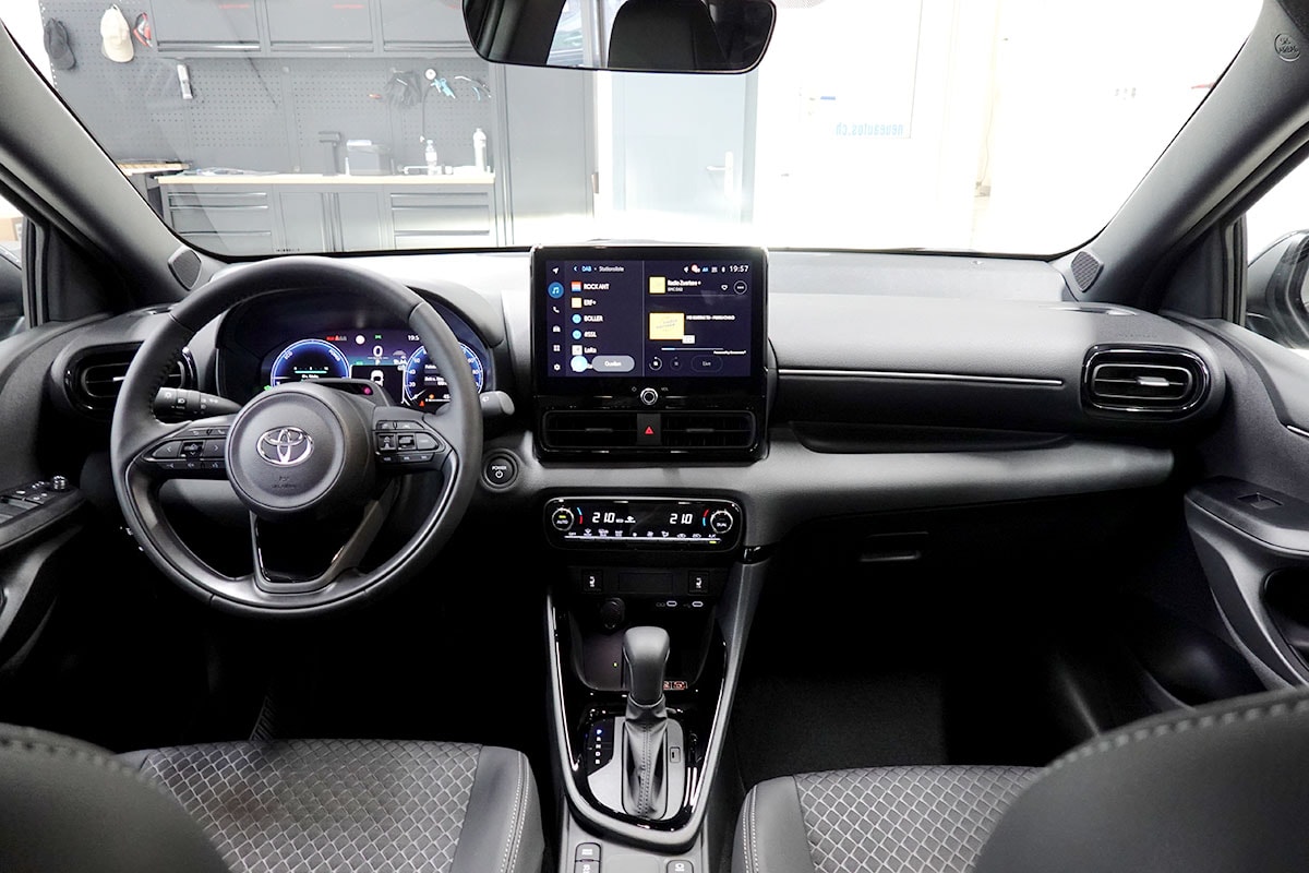 TOYOTA Yaris 1.5 Premium e-CVT-image-8