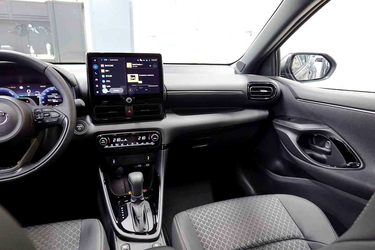 TOYOTA Yaris 1.5 Premium e-CVT-image-11