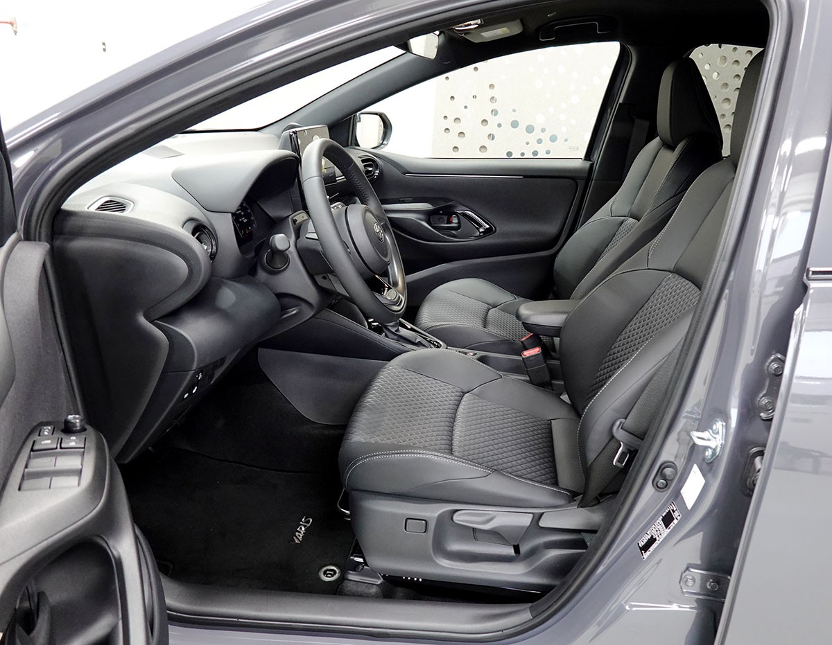 TOYOTA Yaris 1.5 Premium e-CVT-image-6