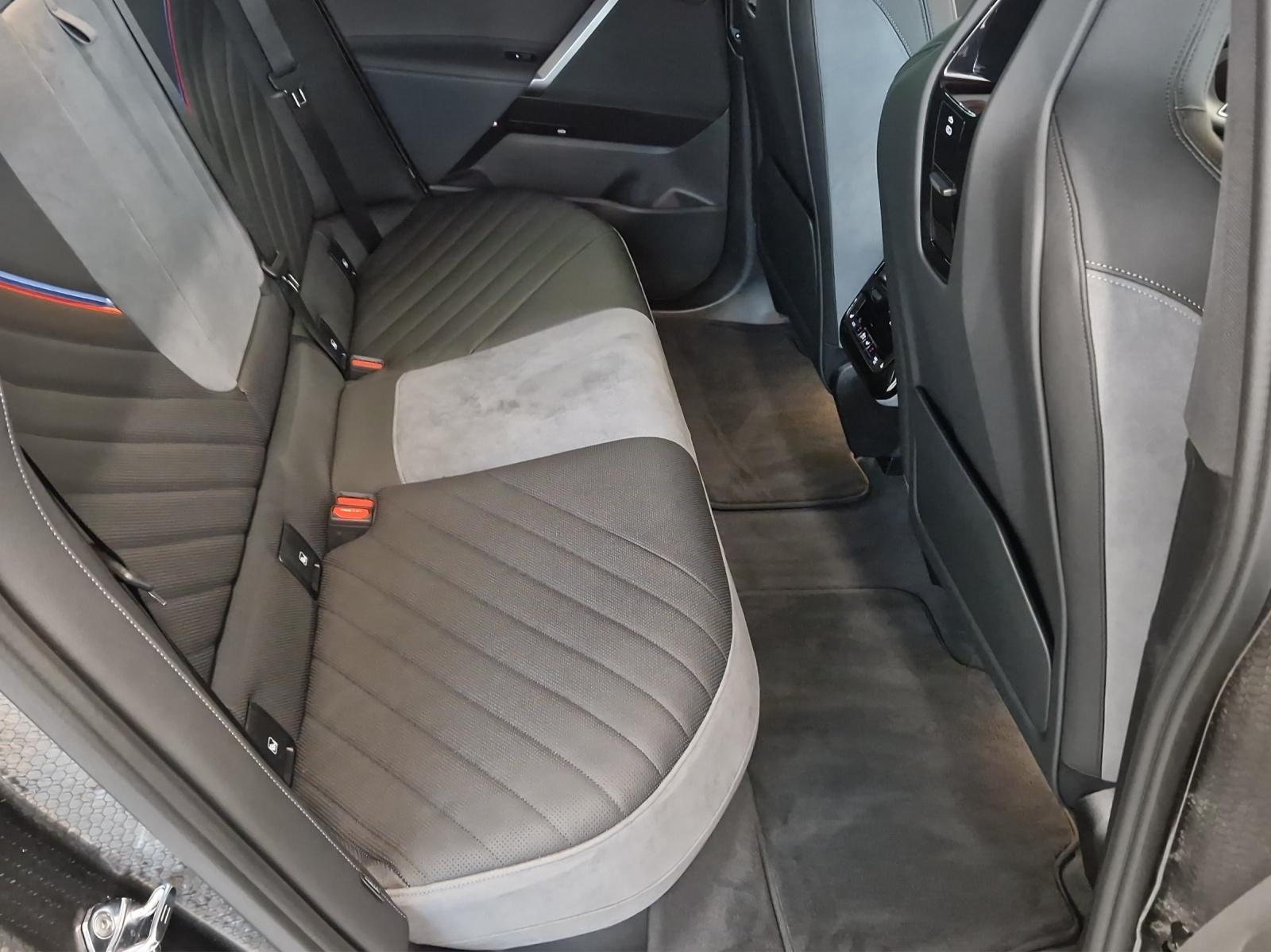 BMW iX xDrive60 M Sport Pro-image-19