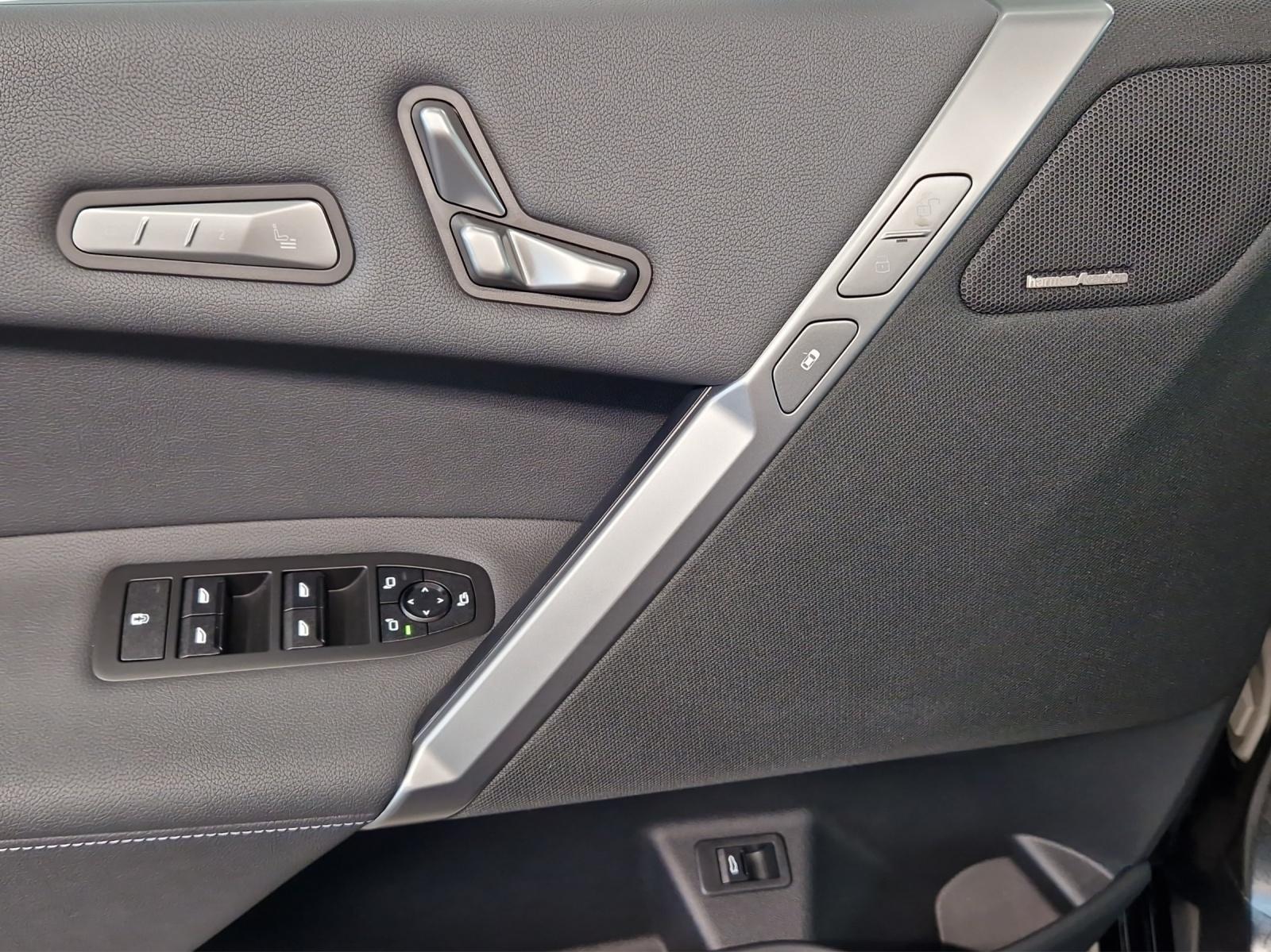 BMW iX xDrive60 M Sport Pro-image-16