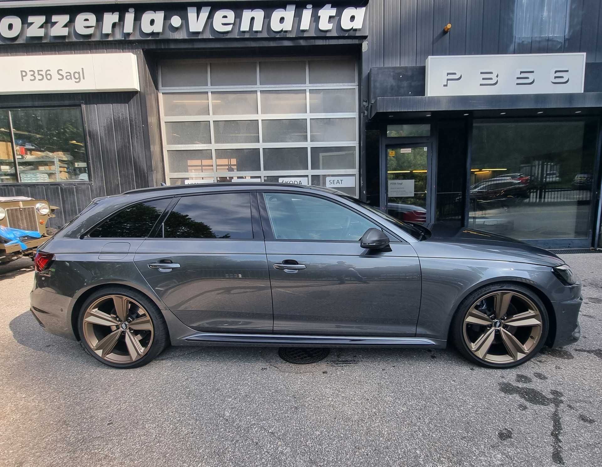 AUDI RS4 Avant quattro tiptronic-image-1