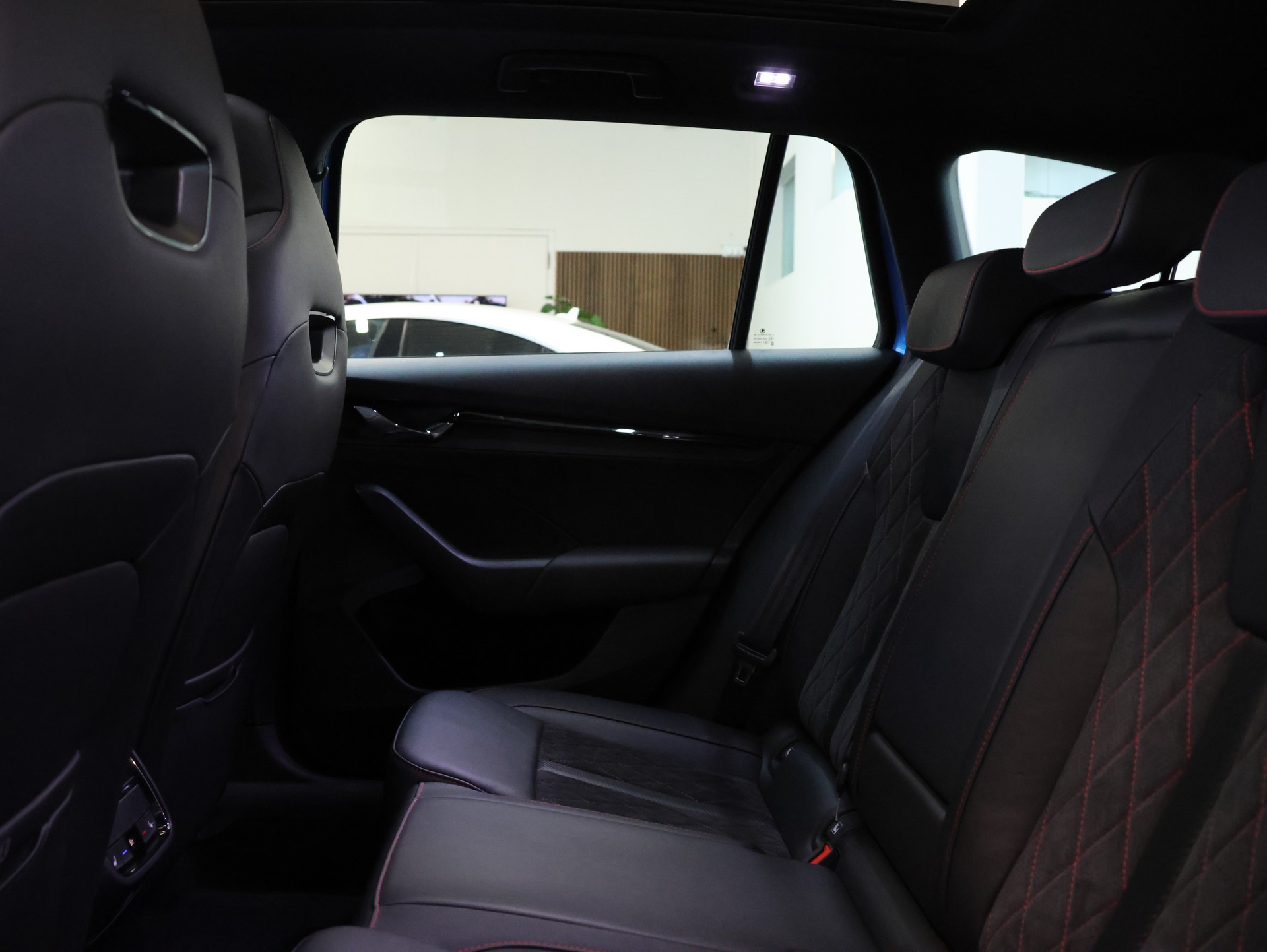 SKODA Octavia Combi 2.0 TSI DSG RS-image-33