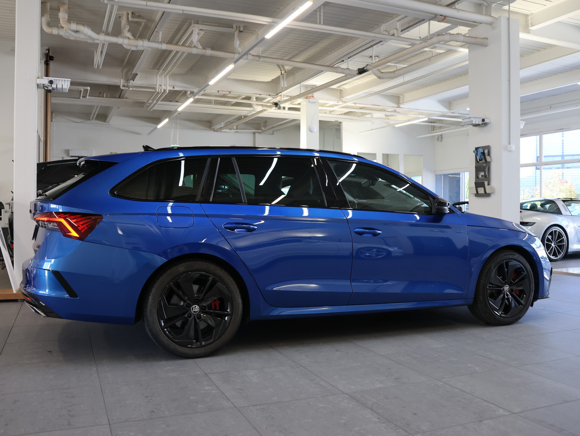 SKODA Octavia Combi 2.0 TSI DSG RS-image-9