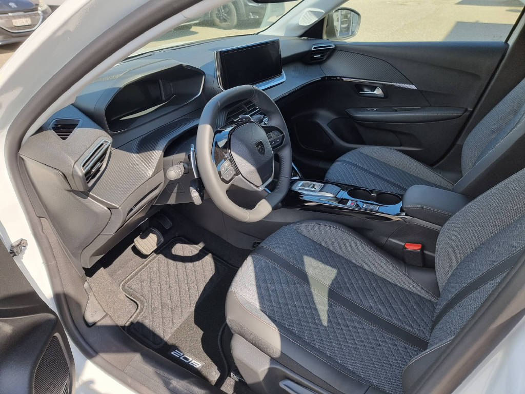 PEUGEOT 208 1.2 Hybrid Allure Premium-image-4