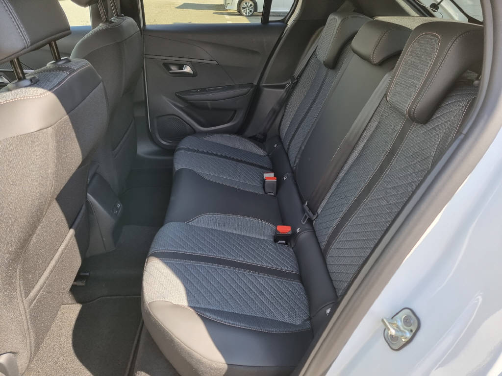 PEUGEOT 208 1.2 Hybrid Allure Premium-image-5