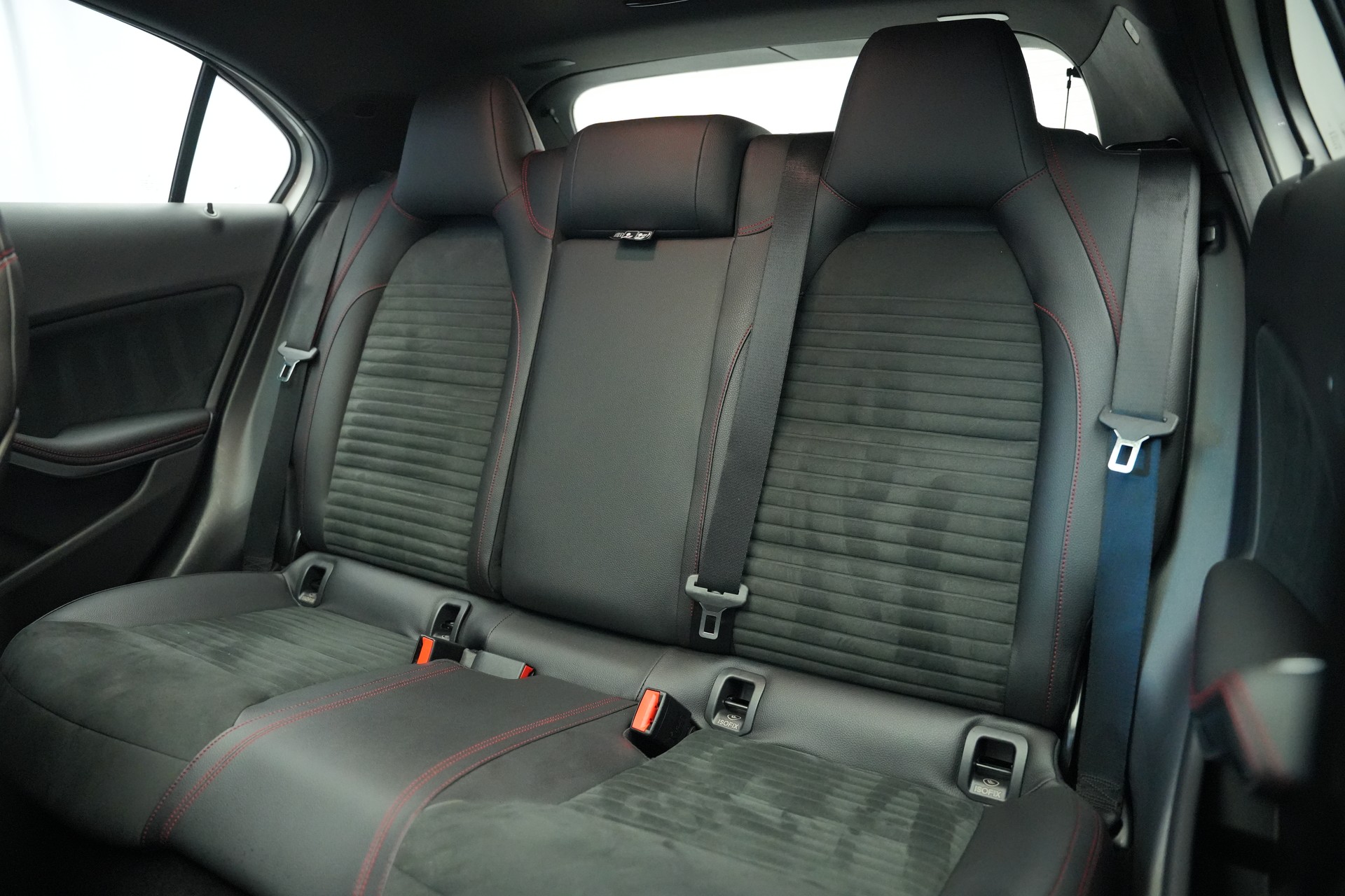 MERCEDES-BENZ A 250 AMG Line 7G-DCT *A45 Optik* *CH-Fahrzeug*-image-14