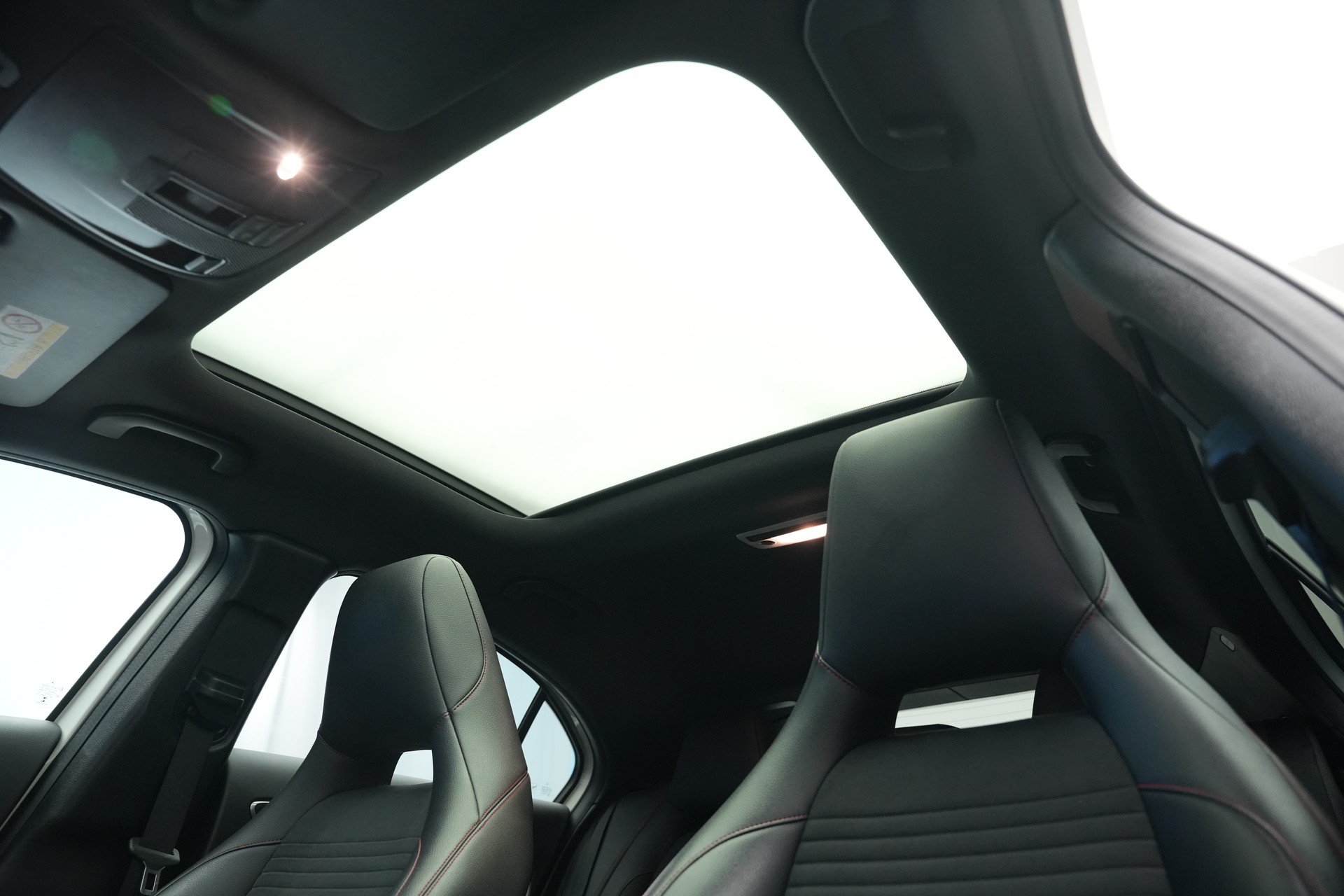 MERCEDES-BENZ A 250 AMG Line 7G-DCT *A45 Optik* *CH-Fahrzeug*-image-13