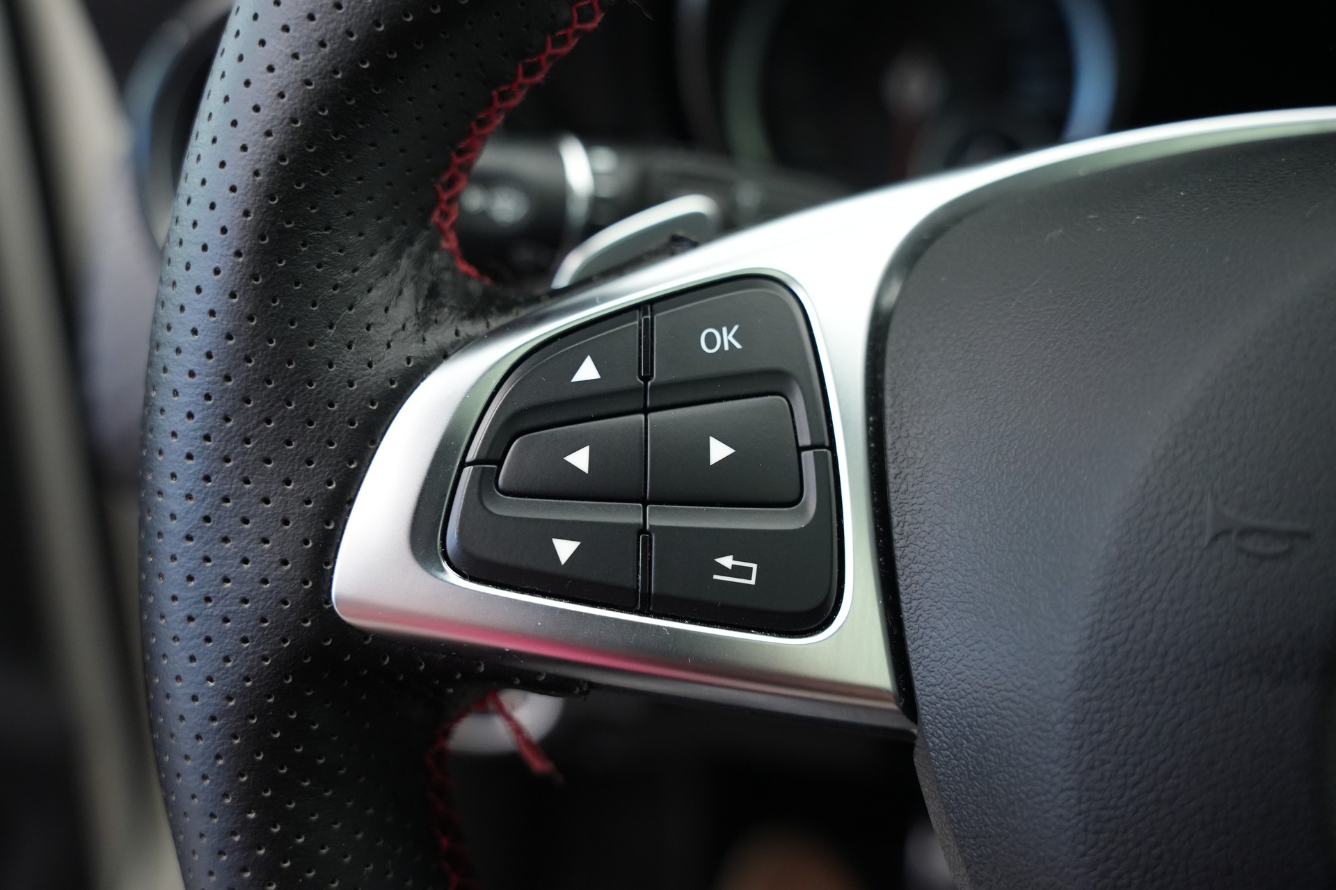 MERCEDES-BENZ A 250 AMG Line 7G-DCT *A45 Optik* *CH-Fahrzeug*-image-18