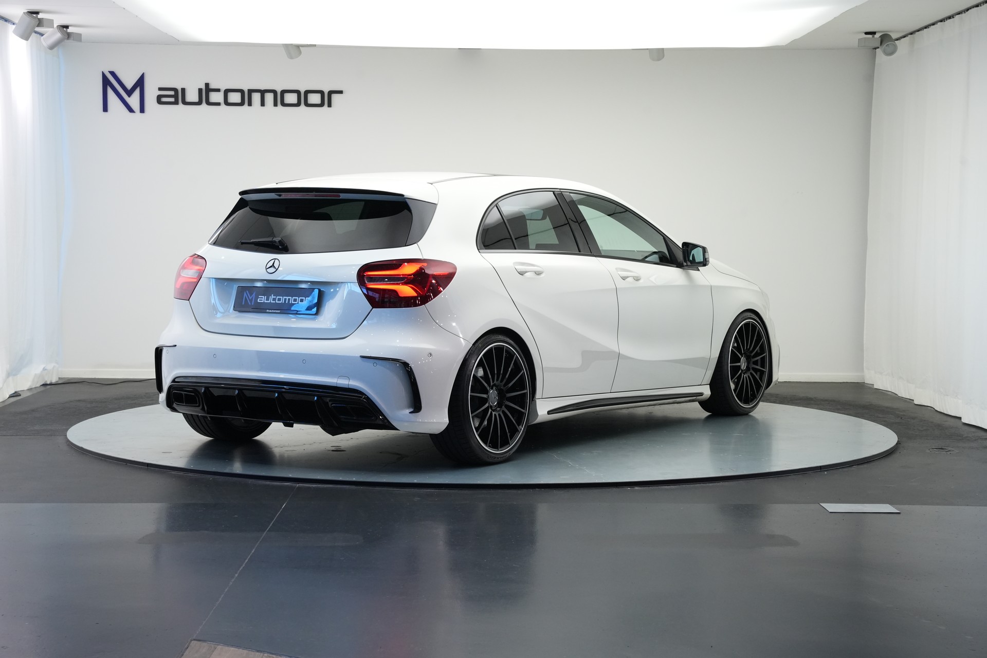 MERCEDES-BENZ A 250 AMG Line 7G-DCT *A45 Optik* *CH-Fahrzeug*-image-4