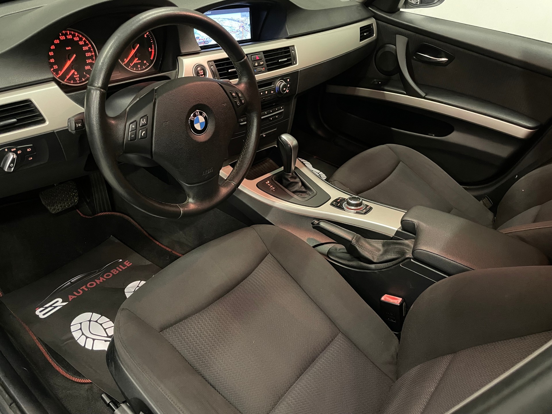 BMW 320d xDrive Touring-image-10