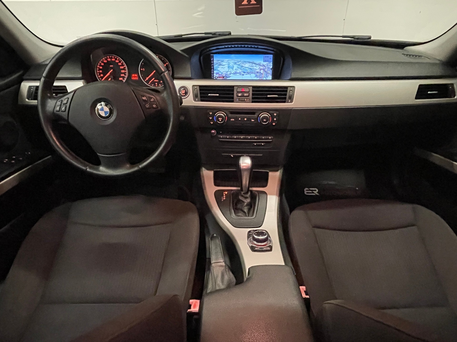 BMW 320d xDrive Touring-image-11