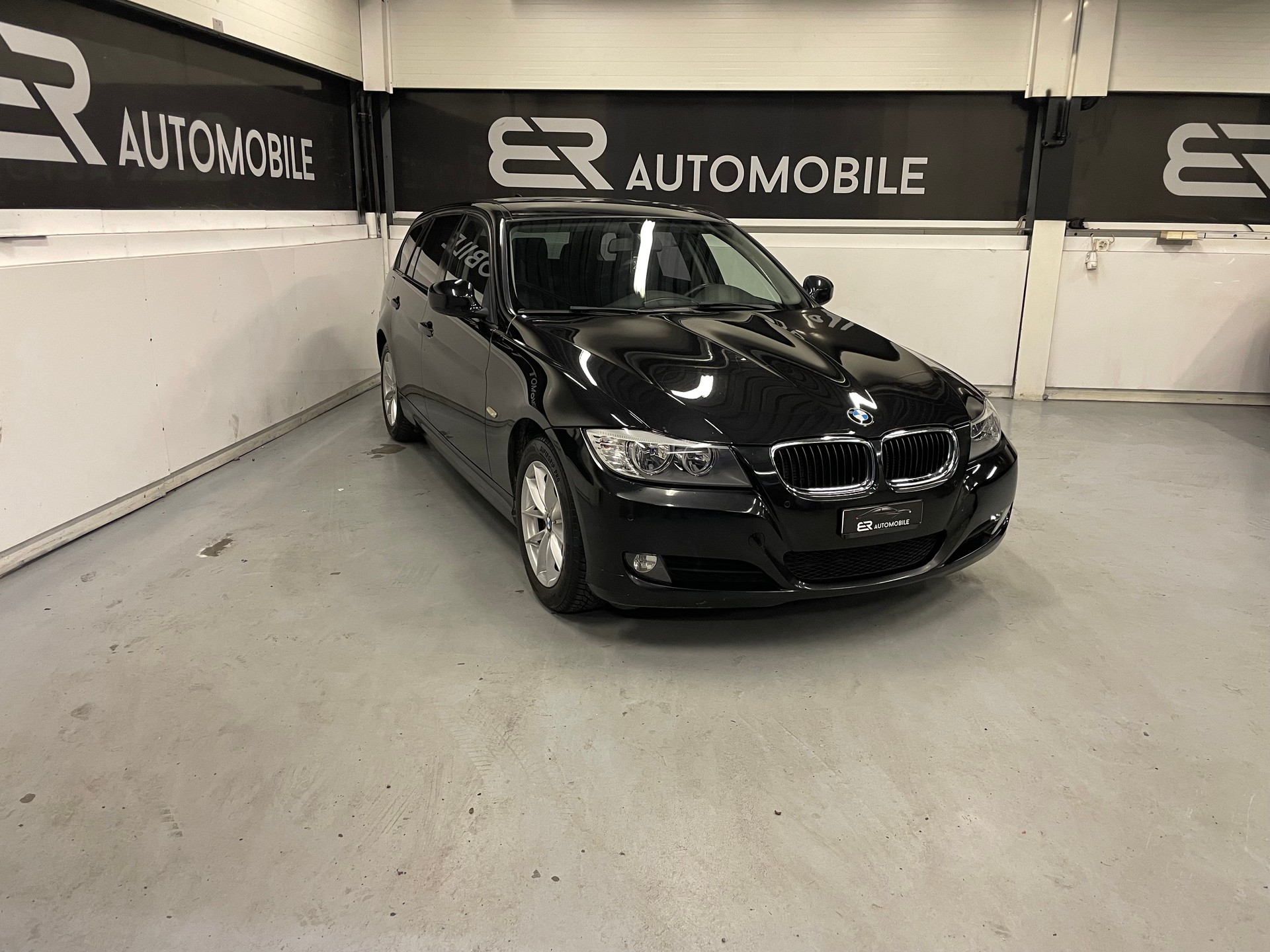 BMW 320d xDrive Touring-image-1