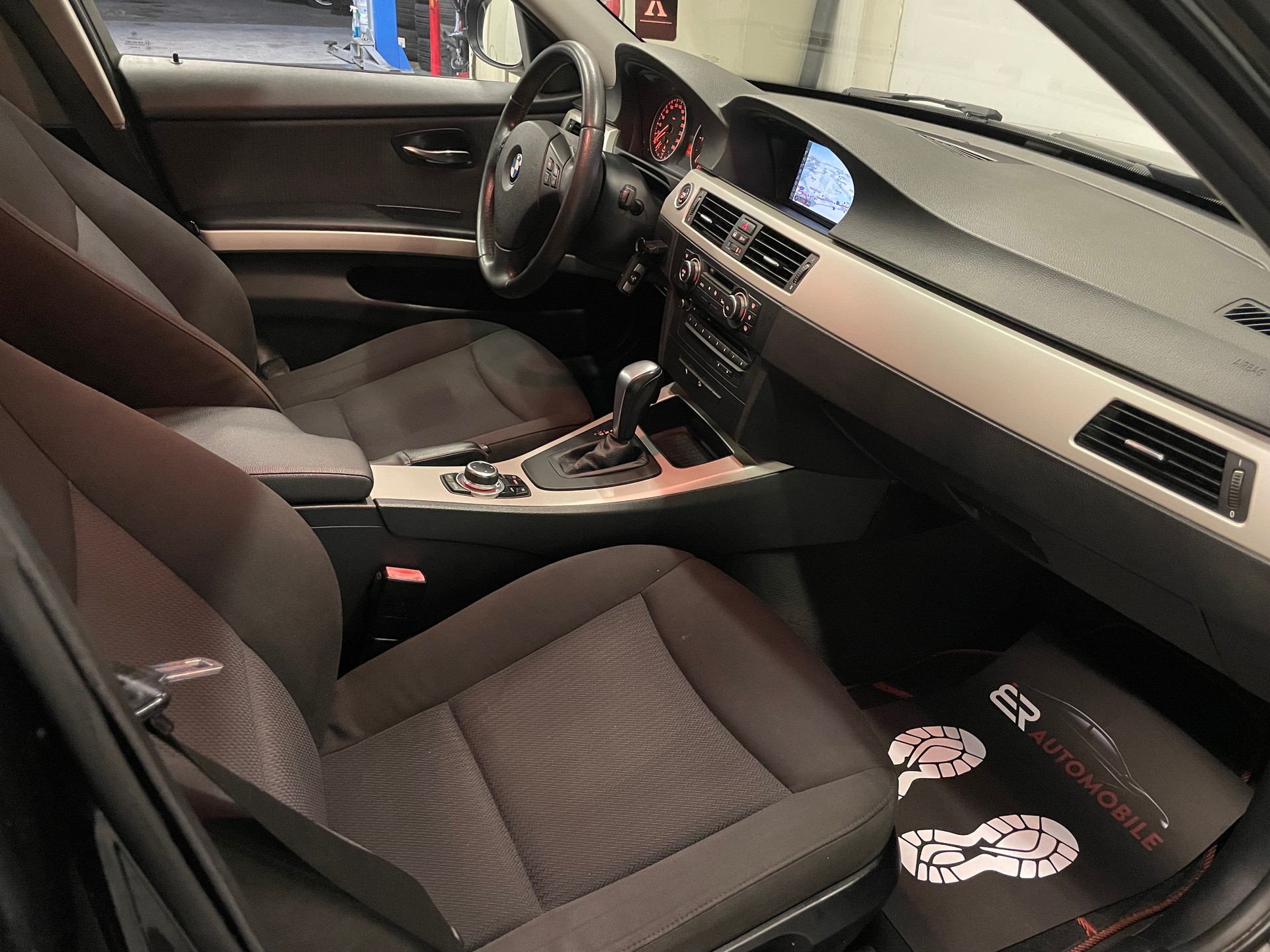 BMW 320d xDrive Touring-image-12