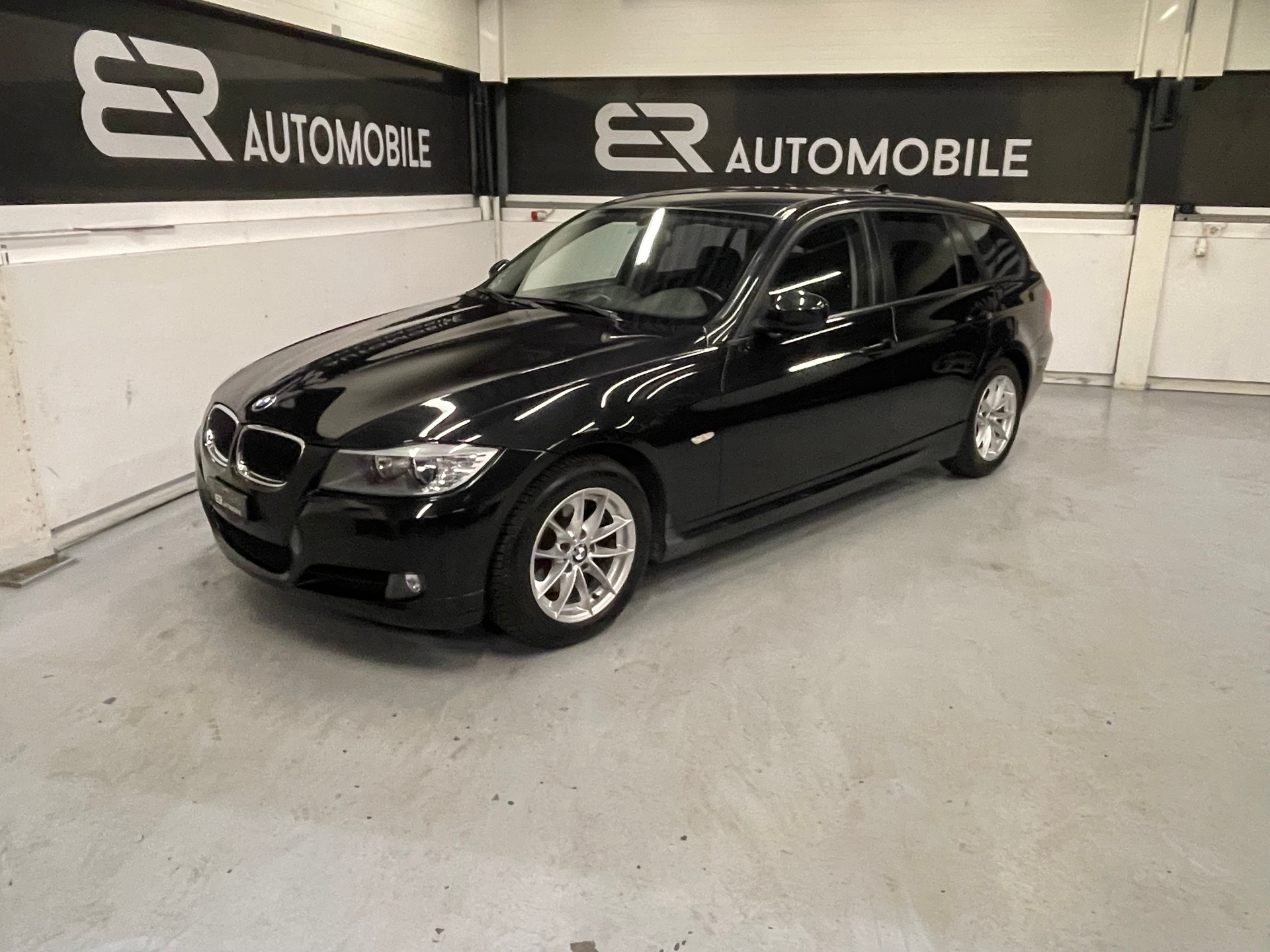 BMW 320d xDrive Touring-image-0