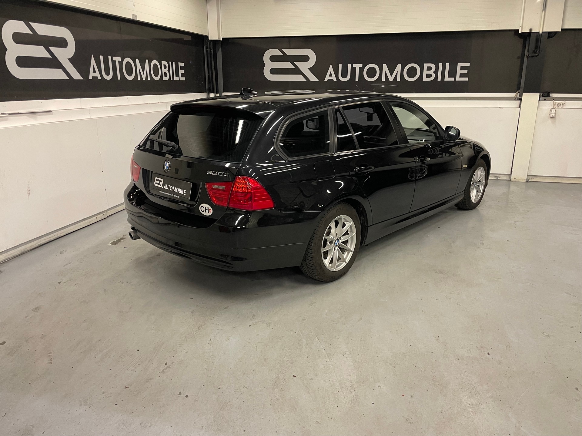 BMW 320d xDrive Touring-image-5