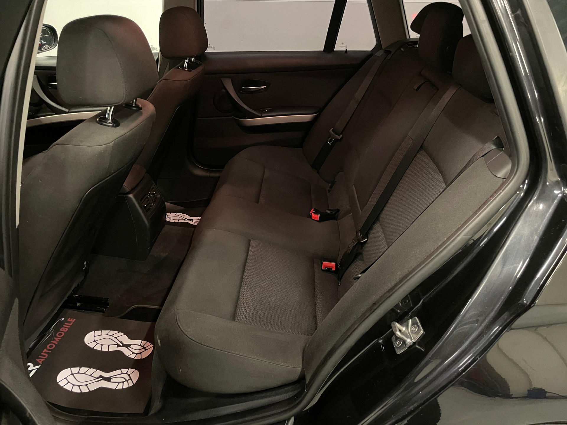BMW 320d xDrive Touring-image-13