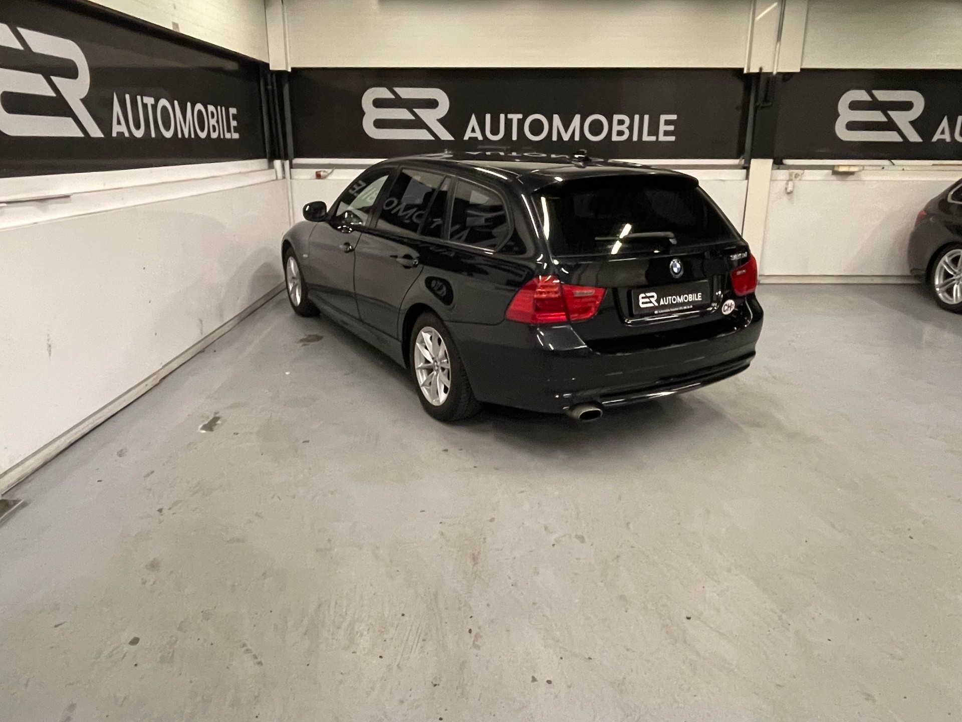 BMW 320d xDrive Touring-image-4