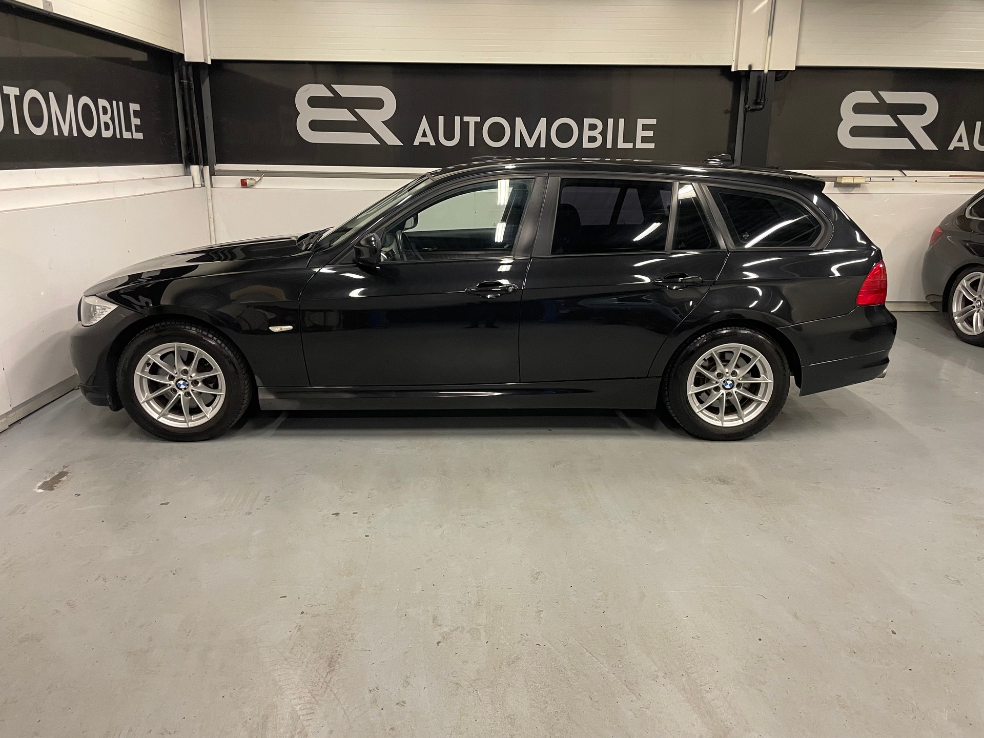 BMW 320d xDrive Touring-image-9