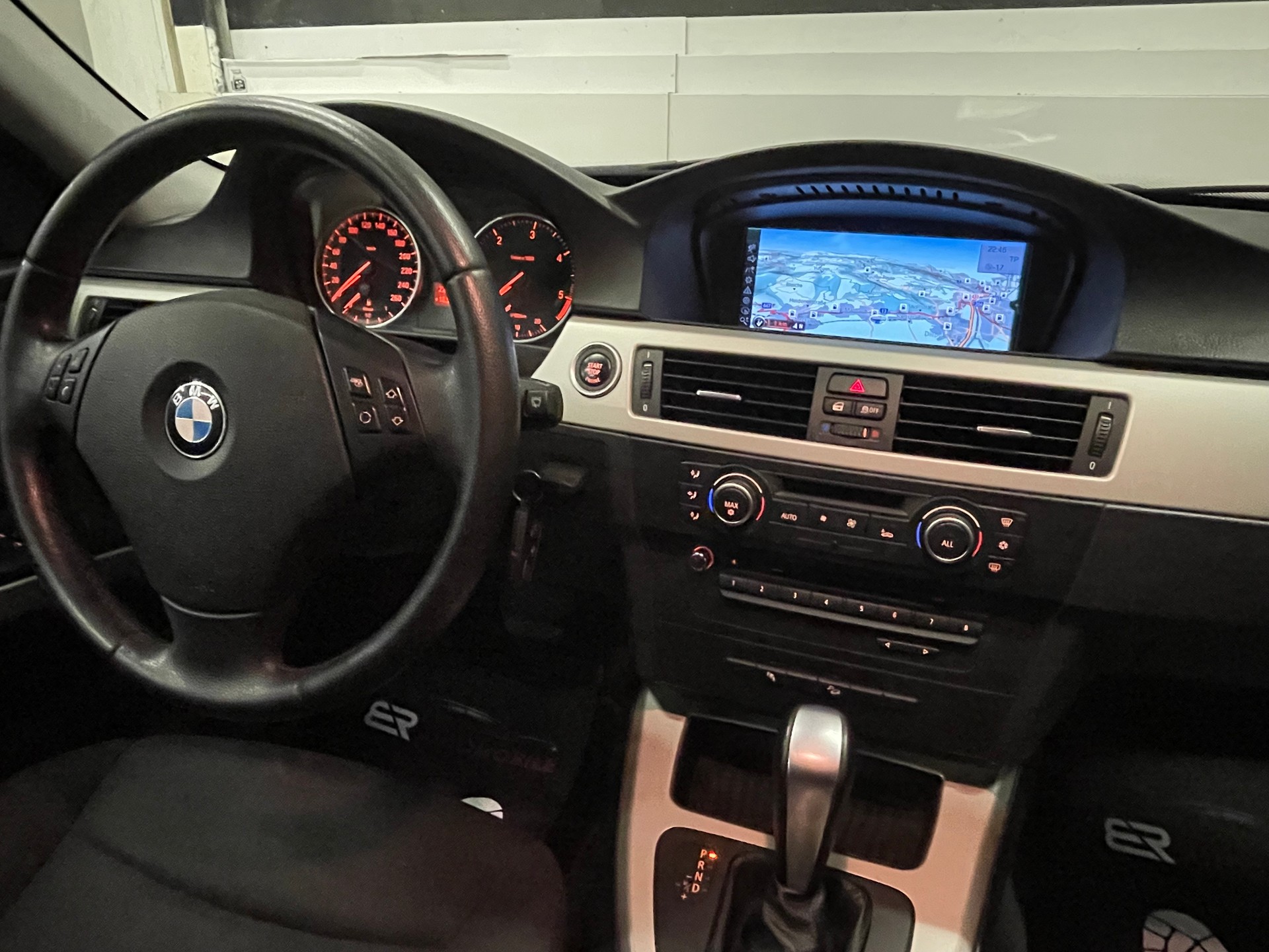 BMW 320d xDrive Touring-image-15
