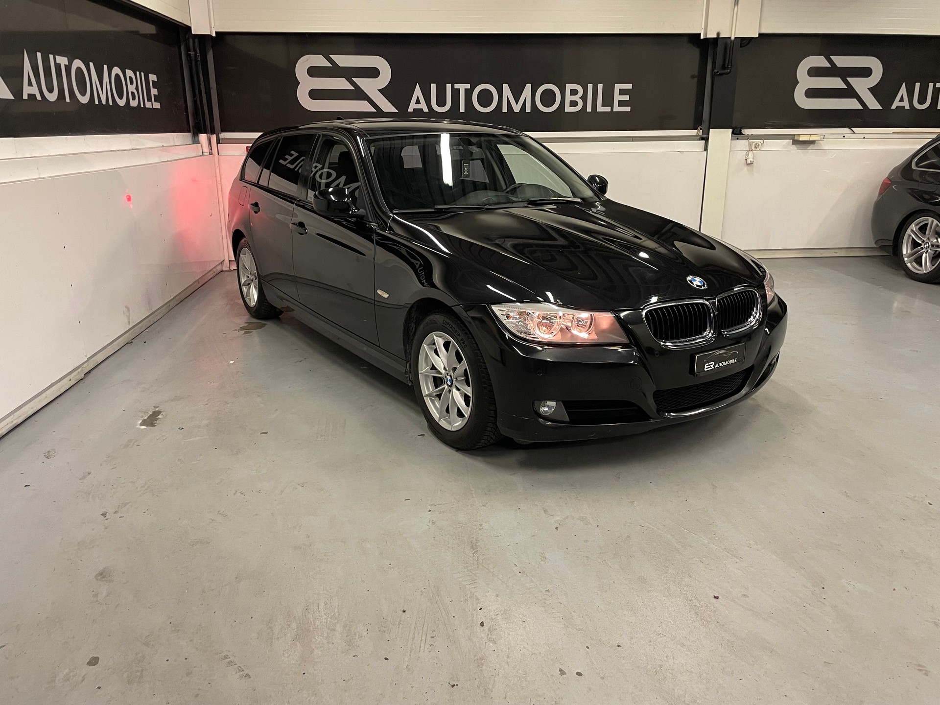 BMW 320d xDrive Touring-image-3