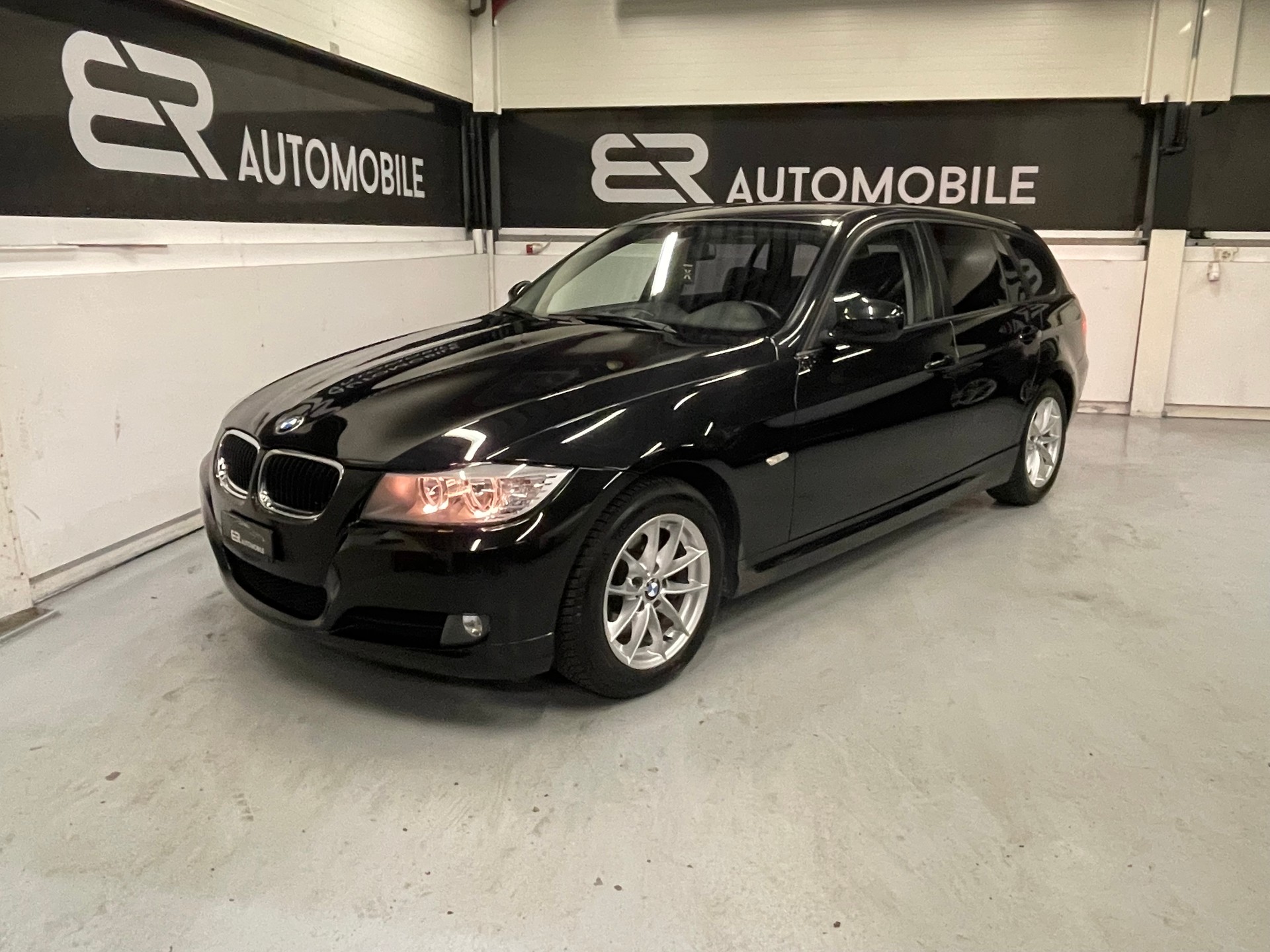 BMW 320d xDrive Touring-image-2