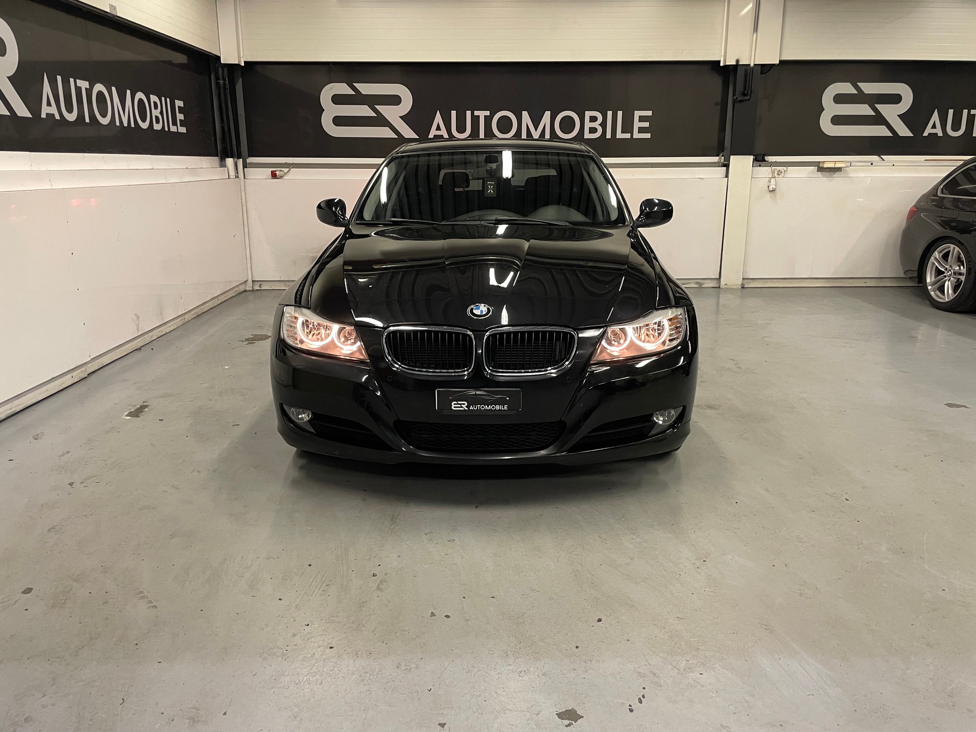 BMW 320d xDrive Touring-image-6