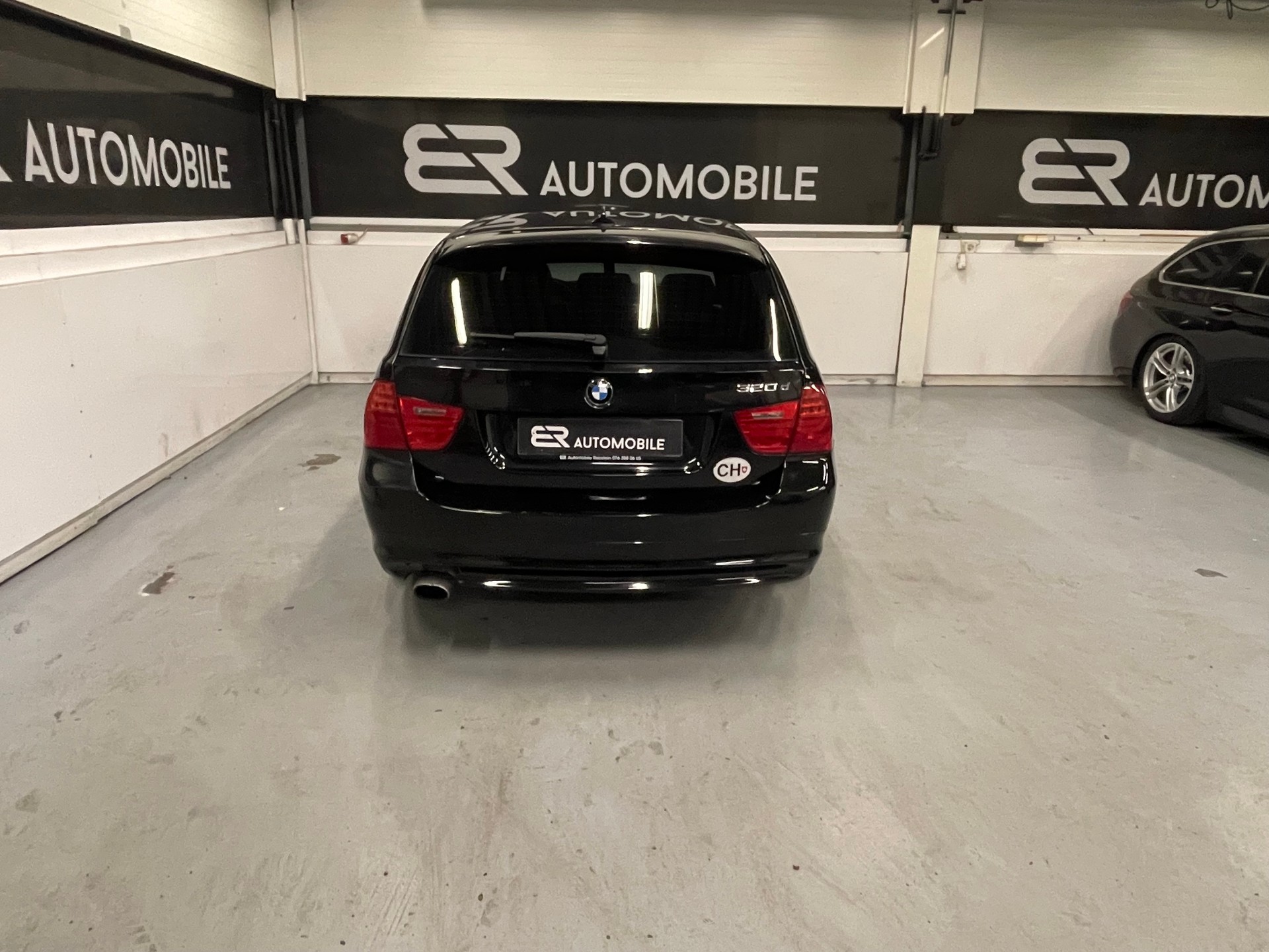 BMW 320d xDrive Touring-image-7