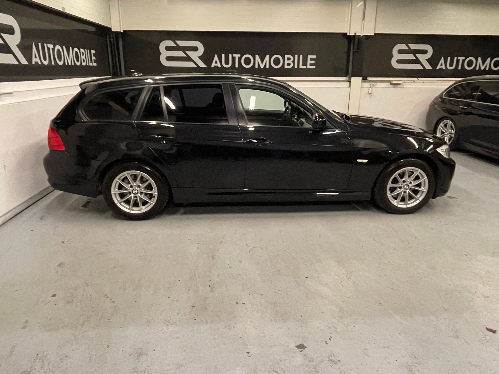 BMW 320d xDrive Touring-image-8