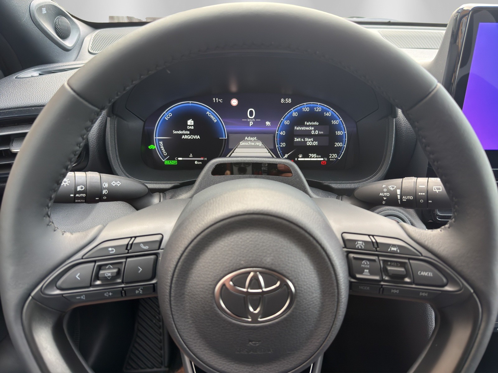 TOYOTA Yaris Cross 1.5 Premium AWDi e-CVT-image-13