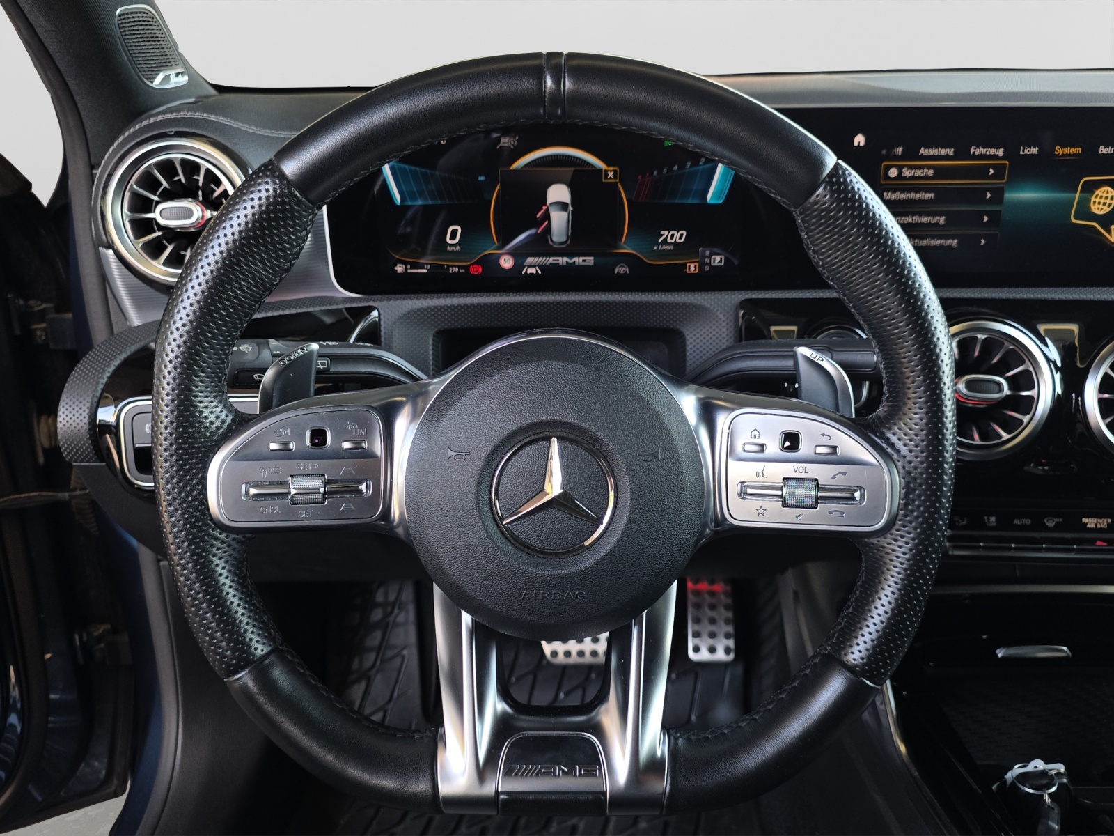 MERCEDES-BENZ A 35 AMG 4matic-image-9
