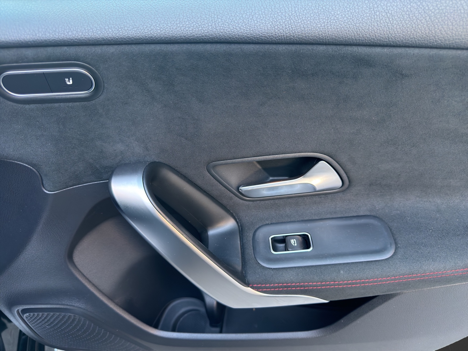 MERCEDES-BENZ A 200 d AMG Line 8G-DCT-image-16
