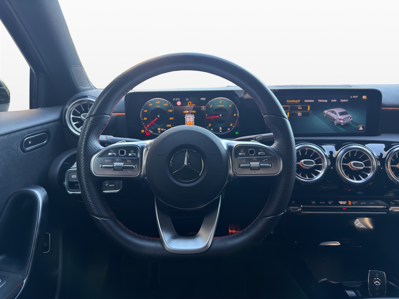 MERCEDES-BENZ A 200 d AMG Line 8G-DCT-image-10