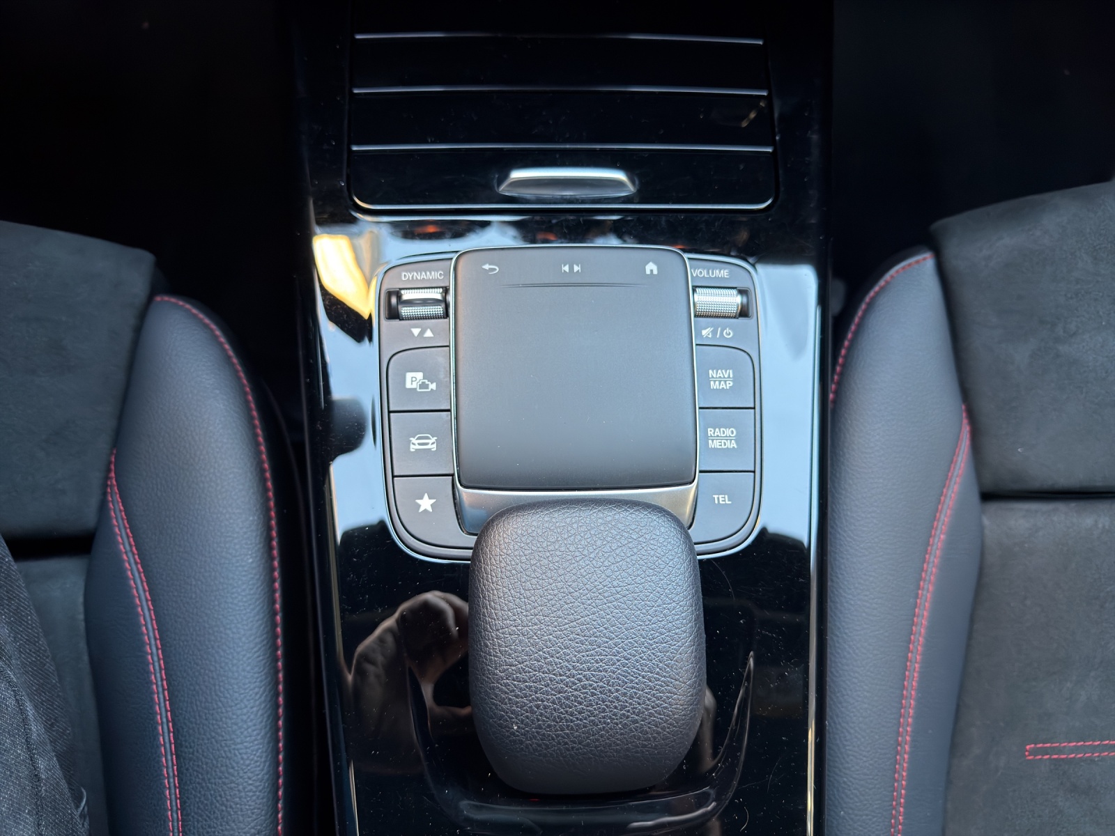 MERCEDES-BENZ A 200 d AMG Line 8G-DCT-image-22