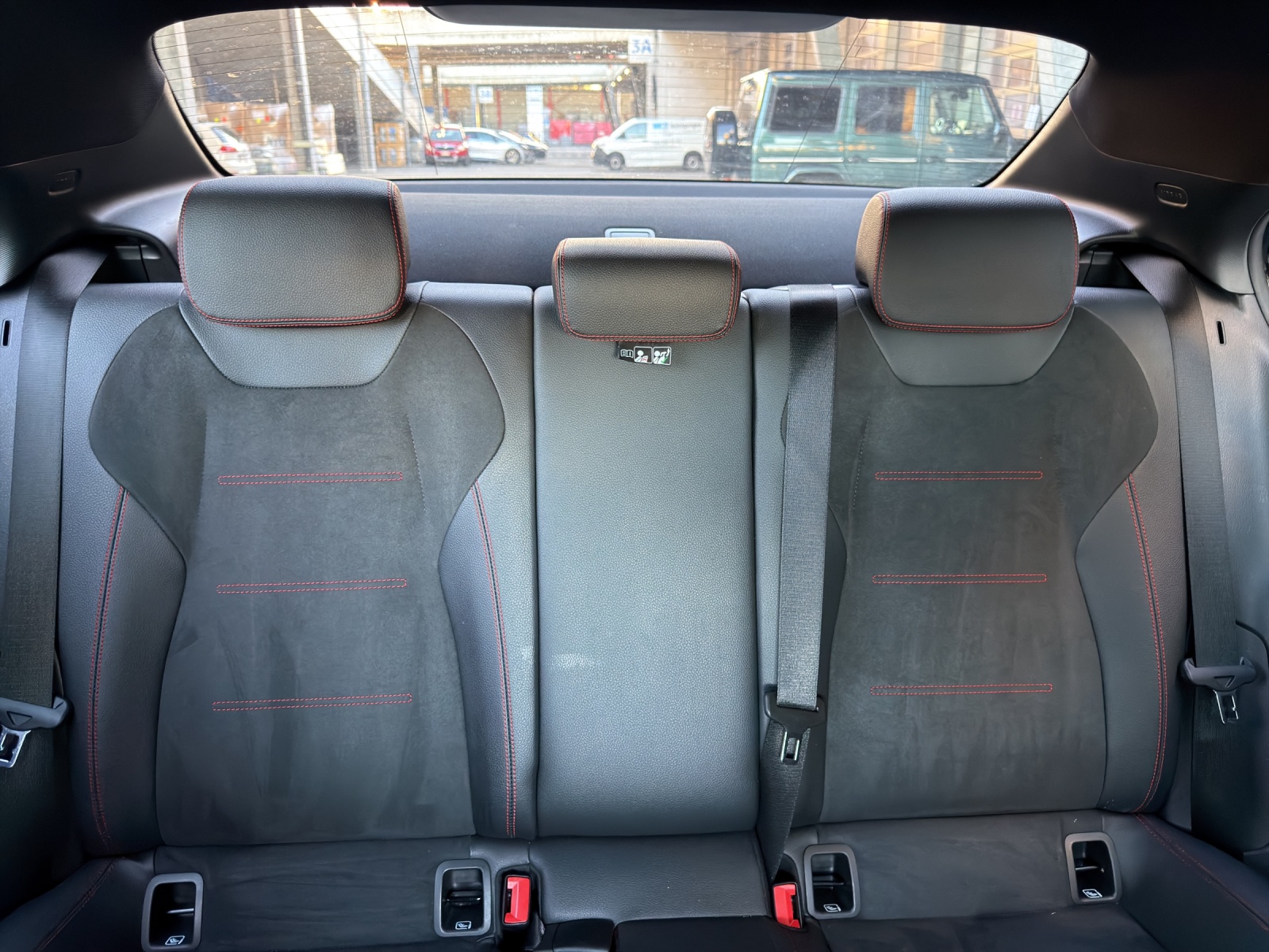 MERCEDES-BENZ A 200 d AMG Line 8G-DCT-image-17