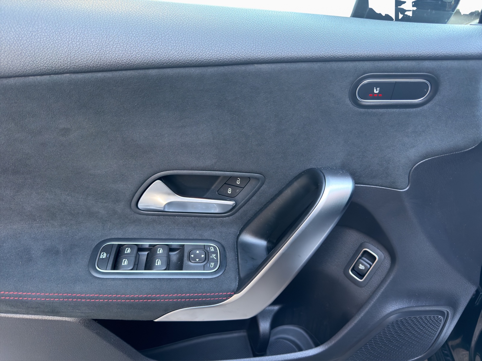 MERCEDES-BENZ A 200 d AMG Line 8G-DCT-image-9