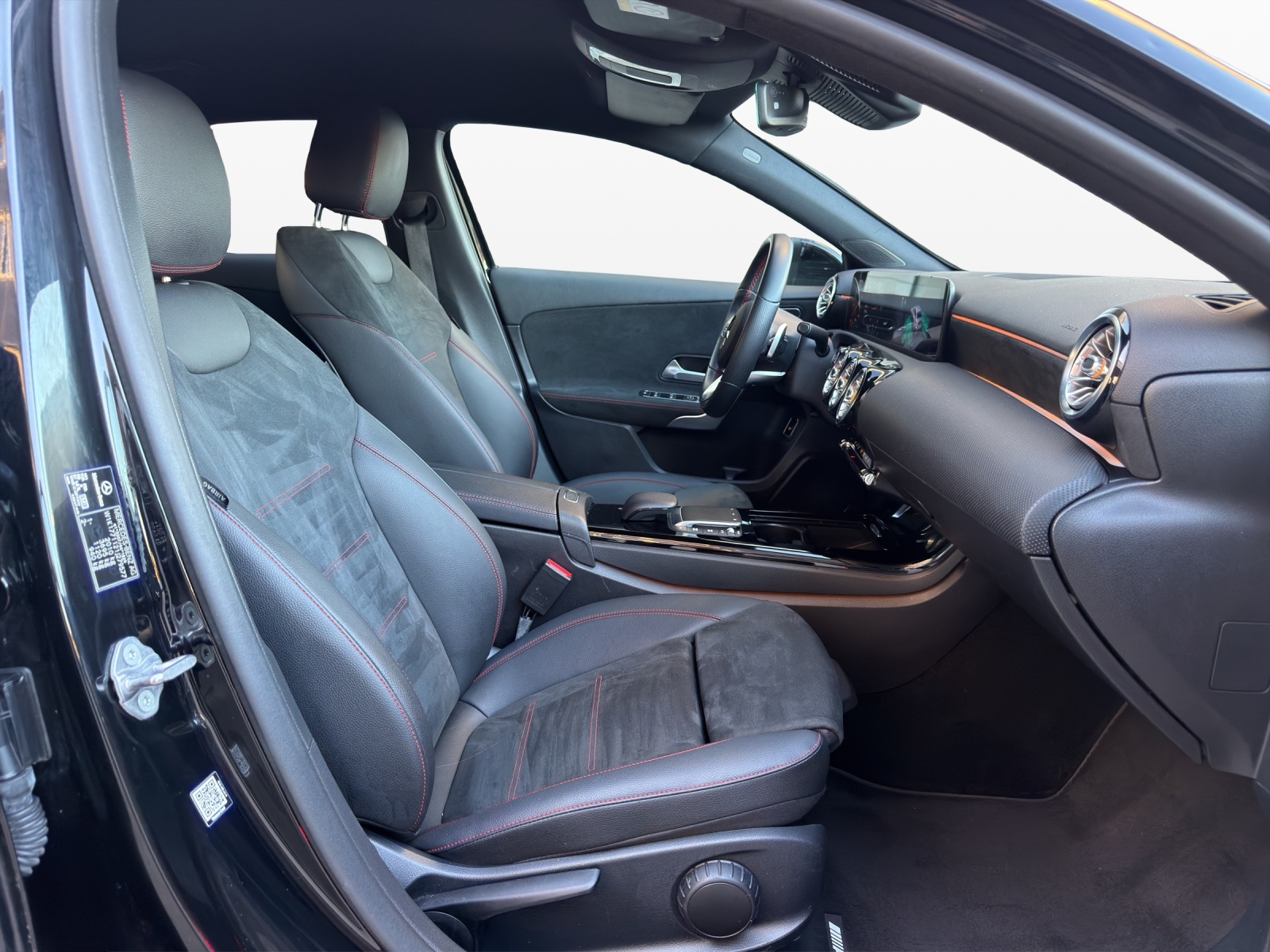 MERCEDES-BENZ A 200 d AMG Line 8G-DCT-image-14