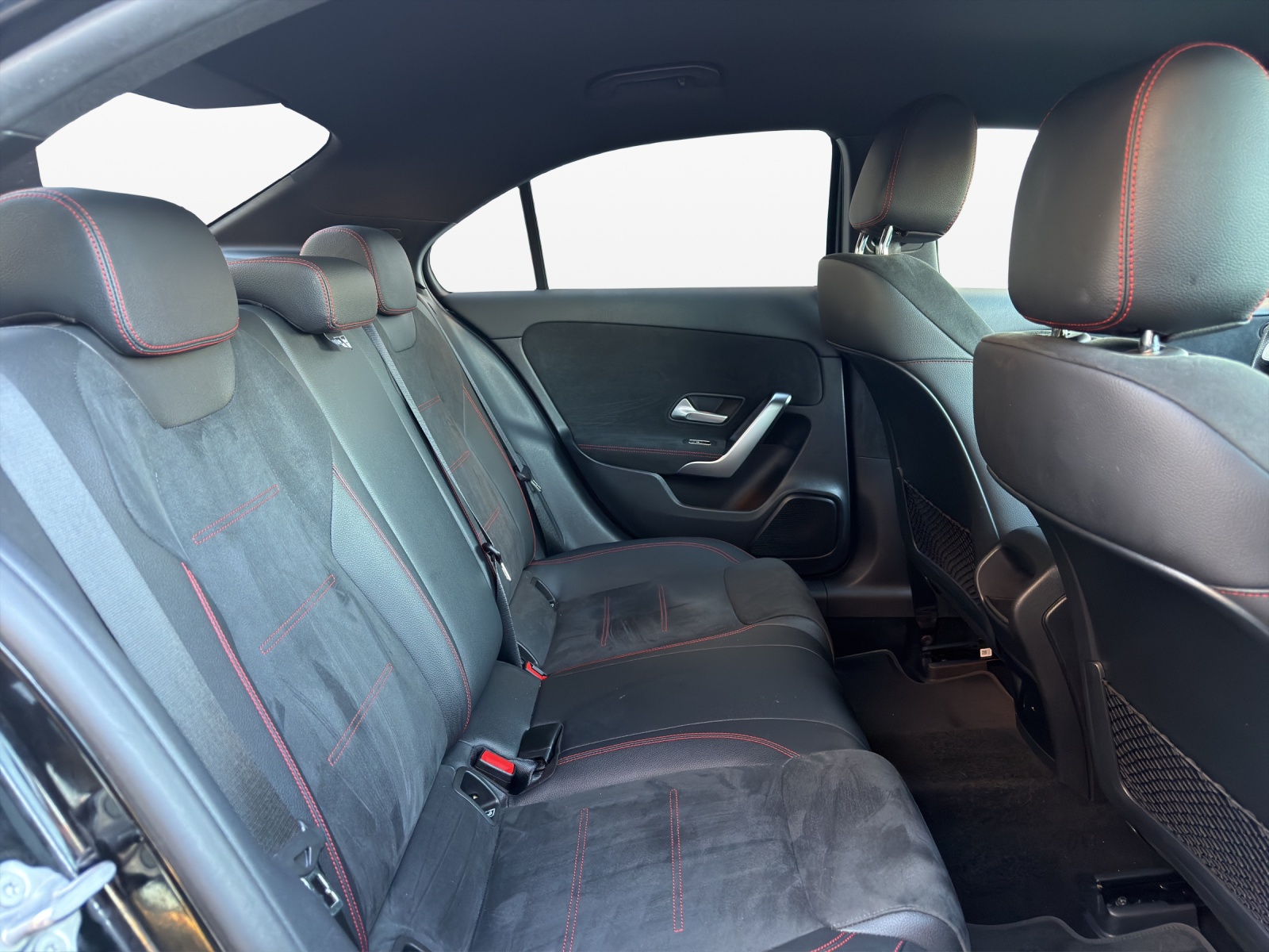 MERCEDES-BENZ A 200 d AMG Line 8G-DCT-image-18