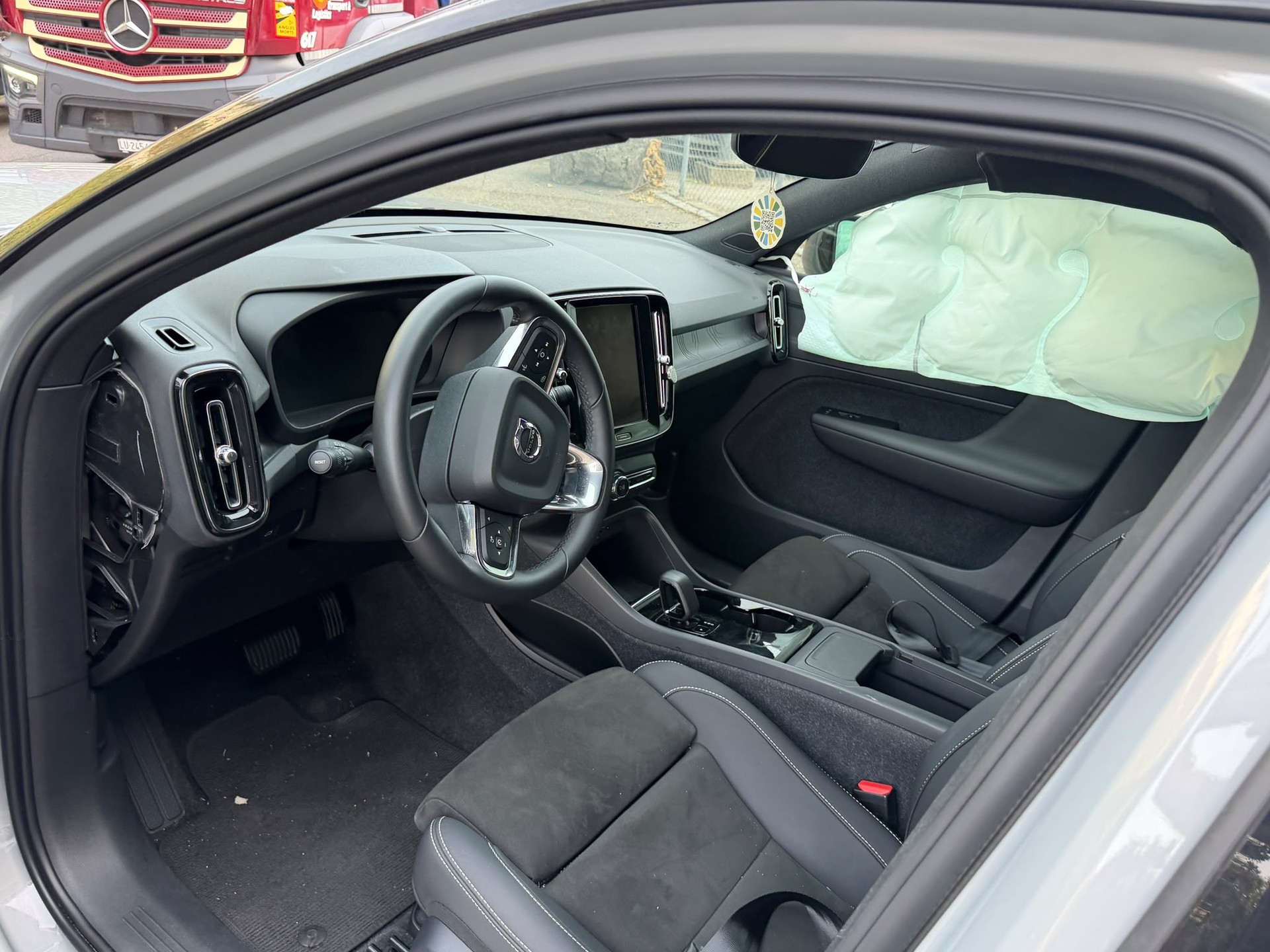 VOLVO XC40 Recharge E80 82kWh Plus AWD-image-2