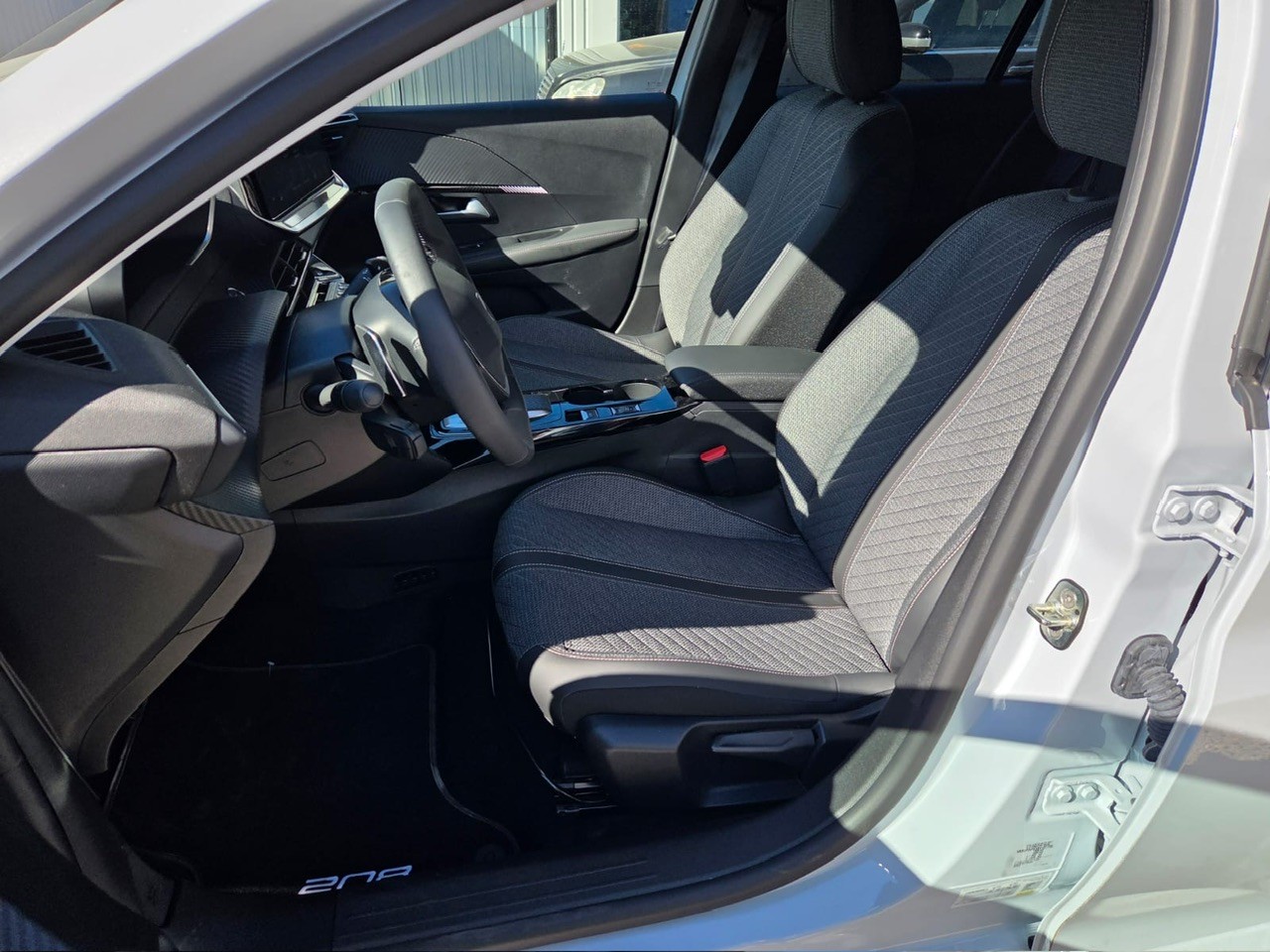 PEUGEOT 208 1.2 MHEV 110 GT-image-11