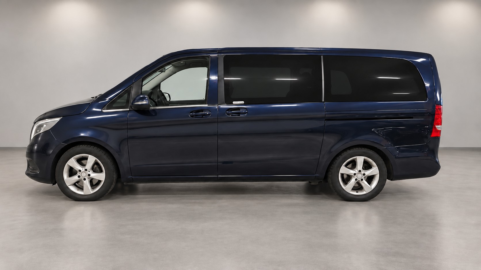 MERCEDES-BENZ V 220 CDI lang-image-0